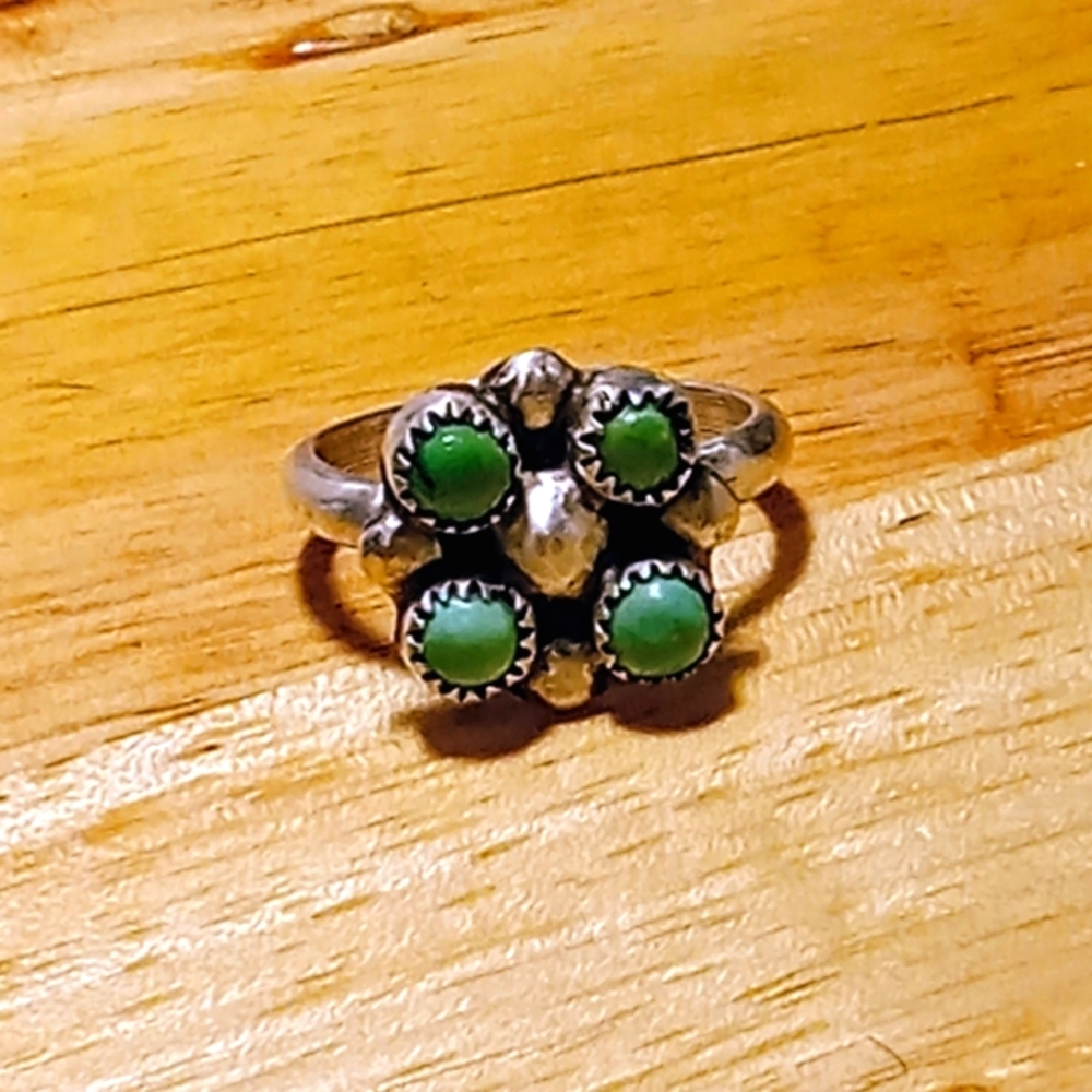 Vintage or antique Navajo Snake Eye sterling silver/turquoise ring 5¼